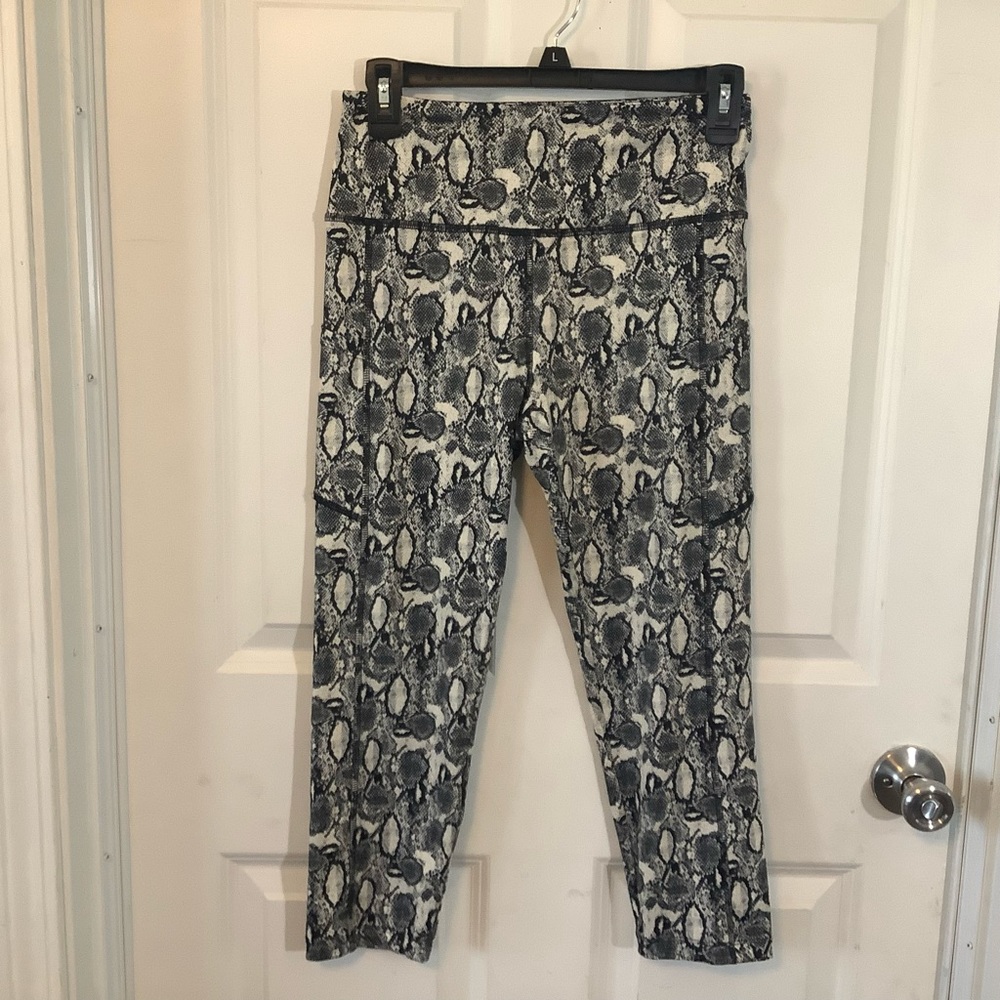 Cali active snake print capris size Small